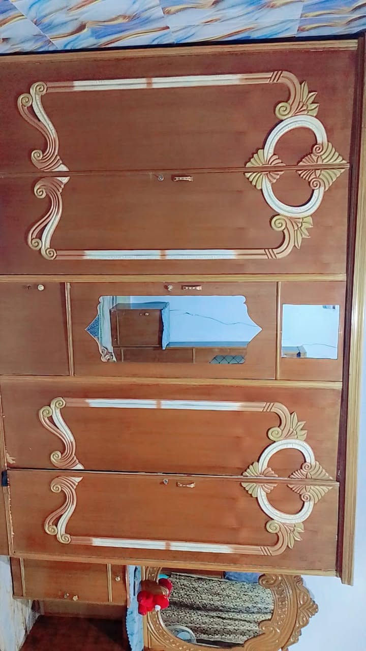 السلام عليكم غرفة اخشاب كاملة وكومديات ثنين ماعدا الجرباية عنوان النجف كوفه رقم الهاتف ***********
