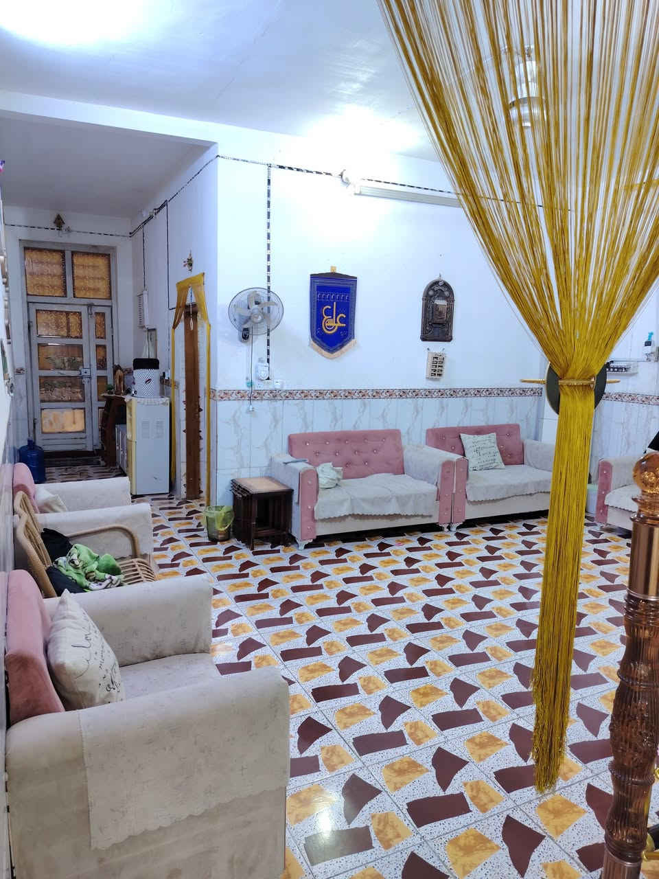 السلام عليكم ورحمة الله وبركاته
#بيت_للبيع

بيت في قضاء النصر على طريق الدواية بالقرب من سكلة حسن الجواد واجهة البيت على الشارع العام يحتوي على: 
 صالة عدد 2 وغرف عدد 4 بقياس 4*6 و 4*5 ومطبخ واستقبال خارجية بقياس 14 *4 وكراج يتسع ل 4 سيارات وحديقة خارجية بمساحة 300 متر 

ملاحظة/ويمكن فصله الى بيتين بحيث يتكون كل بيت من غرفتين وصالة ومطبخ وصحيات.

للاستفسار اكثر الاتصال على الرقم
***********

