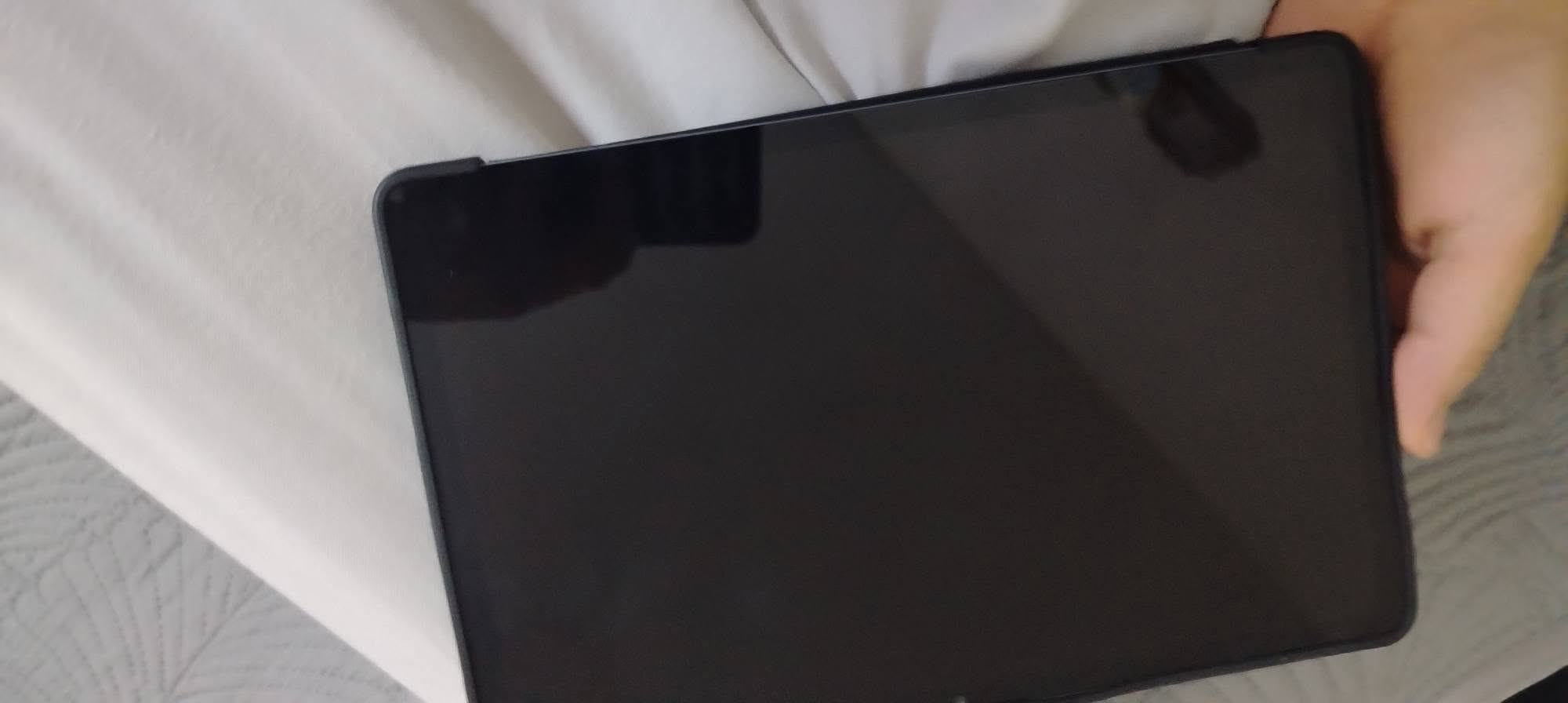 ايباد Huawei MatePad SE 11 وبسعر 350 وبي مجال الرقم *********** أو خاص

نص مكتوب في الصور:
- الشاشة
- • الحجم: 11 بوصة
- • النوع: TFT LCD / IPS
- • الدقة: 1920 × 1200
- • كثافة البكسلات: 207 PPI
- • الألوان: 16.7 مليون لون
- • تغطية الألوان: 100% sRGB (بحسب صفحة هواوي التي راجعتها)
- • نسبة الشاشة إلى الواجهة: حوالي 85%
- • معدل التحديث: 60Hz
- الأداء
- المعالج: Huawei Kirin 710A
- ثماني النواة: CPU
- 4 × Cortex-A73 2.0 GHz بسرعة
- 4 × Cortex-A53 1.7 GHz بسرعة
- GPU: Mali-G51 MP4
- الرام: تتوفر نسخ 4 / 6 / 8GB
- التخزين: 64 / 128GB
- نسختك حسب كلامك: 128GB + 8GB RAM
- البطارية والشحن
- البطارية: 7700mAh (القيمة النموذجية)
- السعة المقدرة: 7600mAh
- شحن سريع: 22.5W
- USB-C
- البطارية داخلية وغير قابلة للإزالة.
- المستشعرات
- • مستشعر الإضاءة المحيطة
- • مستشعر الجاذبية
- • تحديد الموقع عبر Wi-Fi
- القلم
- يدعم HUAWEI M-Pen lite، لكن توفر القلم ضمن العلبة يعتمد على الإصدار/السوق؛ هواوي تذكر أنه مرتبط بإصدار
- Stylus Set. HUAWEI
- الاتصال
- • Wi-Fi: 802.11 a/b/g/n/ac
- • يدعم 2.4GHz و 5GHz
- • Bluetooth 5.1
- • USB Type-C USB 2.0
- • يدعم OTG
- • لا يدعم شريحة SIM/ اتصال خلوي في المواصفات المذكورة.
- الحجم والوزن
- • الطول: 252.3mm
- • العرض: 163.8mm
- • السماكة: 6.9mm
- • الوزن: حوالي 475 غرام
- الكاميرات الخلفية: 8MP فتحة 2.0/f Autofocus تصوير فيديو حتى 1080p الأمامية: 5MP فتحة 2.2/f Fixed Focus تصوير فيديو حتى 720p الصوت 4 سماعات ميكروفون واحد Huawei Histen 9.0