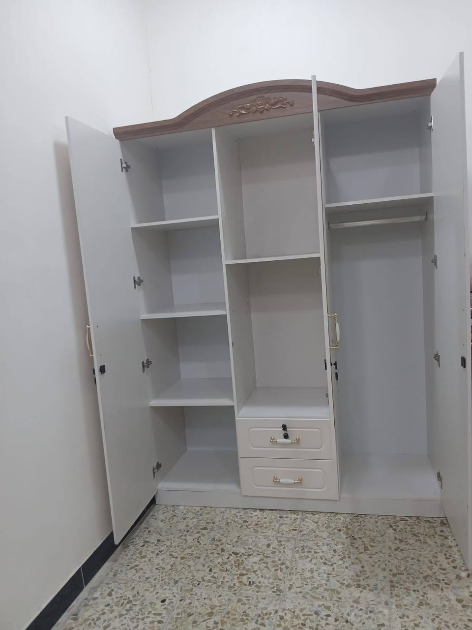 كنتور جديد استخدام قليل جدا ٣بيبان كما موضح في الصور السعر ١٥٠ الف وبيه مجال بسيط مكاني بغداد الحرية

نص مكتوب في الصور:
- ONIG