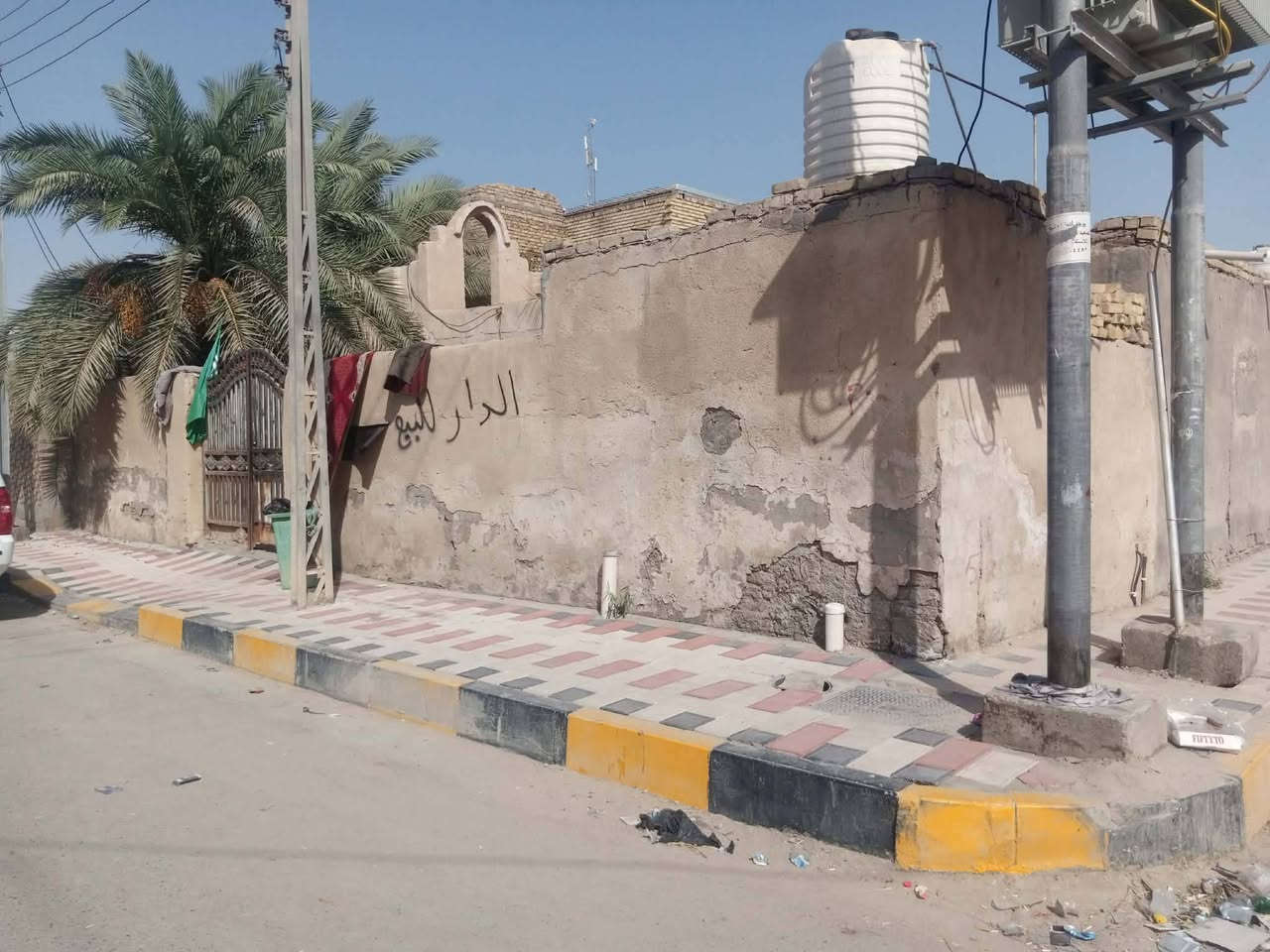 بيت ركن طابو صرف مساحته 150متر الحي العسكري الثاني  البيت على 3شوار ينزل من شارع الامام علي وتنزل من شارع سيد جواد وتنزل من شارع المستوصف كافة الخدمات موجوده سعره50مليون وبي مجال التواصل والاستفسار ***********
