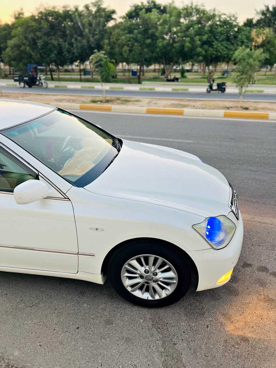 بەناوی خوای گەورە 🤍.
بۆ فرۆشتن شاھینە 2005
بــڕاوە بــڕاوە
كــۆدی ھــەیە ✅.
گــێڕ و مەكینە بــچوك 180 .
2 دوگــمە 
نــاو زەرد.
شــاشە و كــامیرە
حاسە
100K.m ڕۆشتوە 📦
سارد و گەرم و برێكی بەسراوە
تــەقە و ڕەقە بەشەرت
تازە پێشیم داگرتوە چركەی تیانیە .
تاخمێك تایە و ویلی لۆك لۆك ..
سەیارەكە زۆر جوانە ماشااللە
چاڵ و شوخت و قوپاوی نیە
گەردی نیە سفر سفرە ماشااللە .
سەقف و لاشەی ڕێك وەكو شوشــە وایە .
تابڵێی جوان و بێ مەسروفە سەیارەكە وەك تۆپ وایە
ھەمو گیانی وەكو بیلاد ئیش ئەكات..
تەنانــەت حاسەكانیشی ئیش ئەكات..
یەك گڵۆپ لە داشپولی ئیش ناكات ..

ھەر ھەمو گیانی بەشەرت ئەفرۆشم
سەقف و كەڤەر و ڕەقەم شاسی بەشەرتە .
ھەر ھەمو شتێكم نوسیوە ڕەحمەتت لێبێت موشتەری نیت سەری كەسمان مەیەشێنە .

لــە كەلارم 
نــرخی 48 گەڵاو مەجالێكی زۆر كەمە ..

***********
