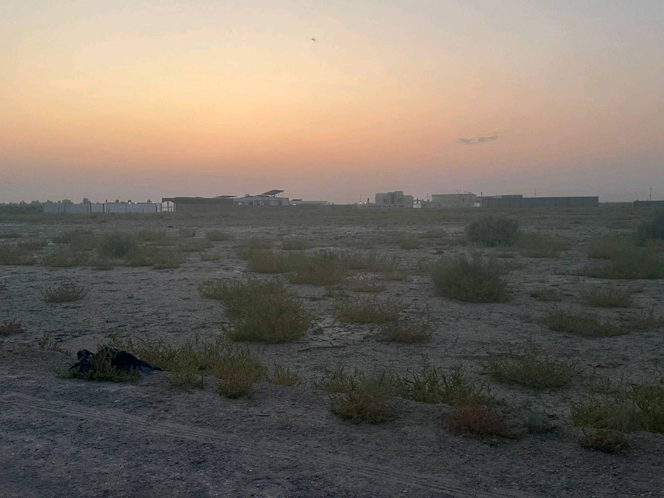 ‏السلام عليكم
‏دوانم للبيع طابو سند 25 بأسمي فقط 

قريبة من الشارع العام

‏المساحة  2 دونم 
 من اصل ١٨٨ دونم 
  الواجهة ٤٠.٨١
النزال ٦١.٢٥
رقم المقاطعة ١١/٨

‏تباع كاملة أو حسب الطلب

متوفر ماء و كهرباء و قريبة من منطقة سكنية و قريبة على الشاليهات

تنفع سكن او استثمار  

‏العنوان : بغداد - ابو غريب الحمدانية هور الباشا

مقابل مزرعة باركود 

للاستفسار اكثر الاتصال على :- 

***********
ممكن توضحلي الموقع بالضبط أكثر: بأي ناحية/منطقة من أبو غريب الحمدانية هور الباشا، وكم تبعد تقريباً عن الشارع العام أو أقرب معلم معروف؟: 
تبعد عن الغزالية  دقيقه٤٠
شنو نوع السند بالتفصيل وهل هو طابو زراعي لو سكني؟ وبي أي ملاحظة قانونية أو إجراءات نقل لازم يعرفها المشتري؟: 
طابو زراعي
السعر شكد بالضبط؟ وهل هو قابل للتفاوض لو ثابت، وشنو طريقة الدفع المفضلة؟: 
٦٥مليون قابل للتفاوض
الأرض بيها مداخل/مخارج سهلة للسيارة أو الشاحنات؟ وإذا أكو سور أو حدود واضحة تگدر تذكرها؟: 
قريبة من الشارع العام و التبليط