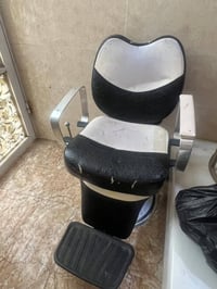 كرسي حلاقة وفاترينه جبيره للبيع اتصال ع رقم 07733672562