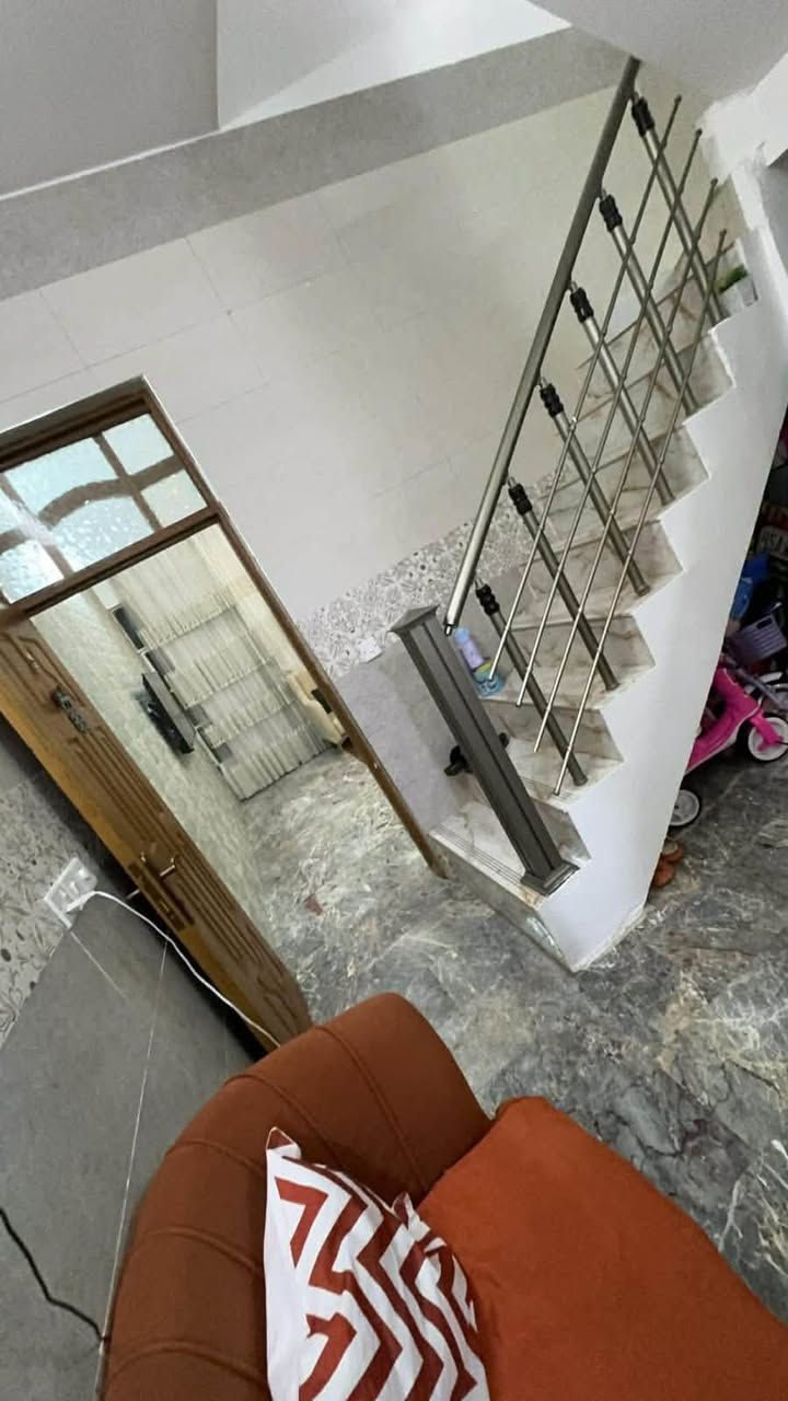 دار للبيع بناء حديث🏠
 المساحة: 50 متر مربع (بناء حديث)
 الموقع: بغداد – الشعب / حي البساتين
تفاصيل وتصميم الدار: الواجهة 5 و النزال 10 م
 🛏️ 3 غرف نوم واسعة
 🛋️ استقبال مستقل
 🍳 مطبخ بتصميم حديث
 🚿 مجمع صحيات عدد (2)
📞 للاستفسار والتواصل:
***********
📍 مكتب المصطفى للعقار
بغداد – الشعب / حي البساتين
أهلاً وسهلاً بكم في أي وقت للمعاينة والاستفسار!

