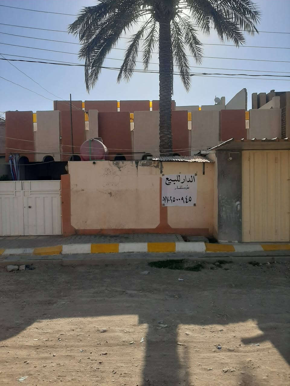 السلام عليكم ورحمة الله وبركاته  بيت طابقين  للبيع طابو صرف الموقع بلور مدخل العرصه مقابل المدرسه الصينيه المساحه 240م مع ترك مساحة 150م خلف البيت للاستفسار ***********
