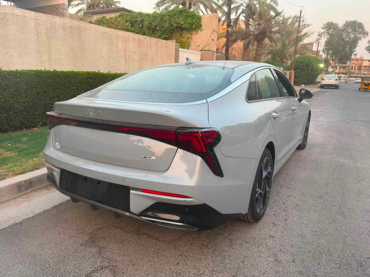 🚘🔥 للبيع | Kia K5 GT-Line 2025 🇺🇸
⭐ GT-Line | 2.5L | ممشى 1,300 ميل فقط

📋 المواصفات الأساسية:

• موديل 2025

• فئة GT-Line

• وارد أمريكي 🇺🇸

• الممشى 1,300 ميل فقط

• اللون الخارجي إسمنتي

• داخلية جلد أسود

• بدون رقم – تترقم جميع المحافظات

🔰 المحرك والقير:

• محرك 2.5 لتر 4 سلندر تنفس طبيعي

• قوة 191 حصان

• عزم 245 نيوتن.م

• قير أوتوماتيك 8 سرعات

• نظام Drive Mode Select لاختيار أنماط القيادة

🛞 التعليق والقيادة:

• تعليق أمامي MacPherson Strut

• تعليق خلفي Multi-Link

• توجيه كهربائي

• نظام ثبات إلكتروني

• نظام مانع انغلاق الفرامل ABS

• نظام التحكم بالجر TCS

🛡️ أنظمة السلامة والمساعدة:

• كاميرا خلفية

• أنظمة مساعدة السائق من Kia Drive Wise

• تحذير التصادم الأمامي

• مكابح طوارئ أوتوماتيكية

• تحذير الخروج عن المسار

• مساعد البقاء في المسار

• مراقبة النقطة العمياء

• تنبيه حركة المرور الخلفية

🖤 المقصورة الداخلية:

• داخلية جلد أسود

• مقاعد رياضية بتصميم GT-Line

• مقود رياضي GT-Line

• شاشة عدادات رقمية

• شاشة وسطية كبيرة

• Apple CarPlay & Android Auto

• تشغيل بصمة/زر تشغيل

• دخول ذكي

• مكيف أوتوماتيك

• تحكم بالمقود

• USB-C للشحن

• بلوتوث

• شحن لاسلكي للهاتف

✨ حالة السيارة:

🔨 حادث أمامي

• مبدل بنيد أمامي + دعامية أمامية

• القطع نفس لون السيارة وبدون صبغ

• ممشى قليل جداً 1,300 ميل

🔥 K5 GT-Line 2025 — لون مميز، ممشى قليل جداً وتجهيزات رياضية راقية.

📍 متوفرة للفحص بغداد شارع فلسطين 

💰 السعر: ***********
