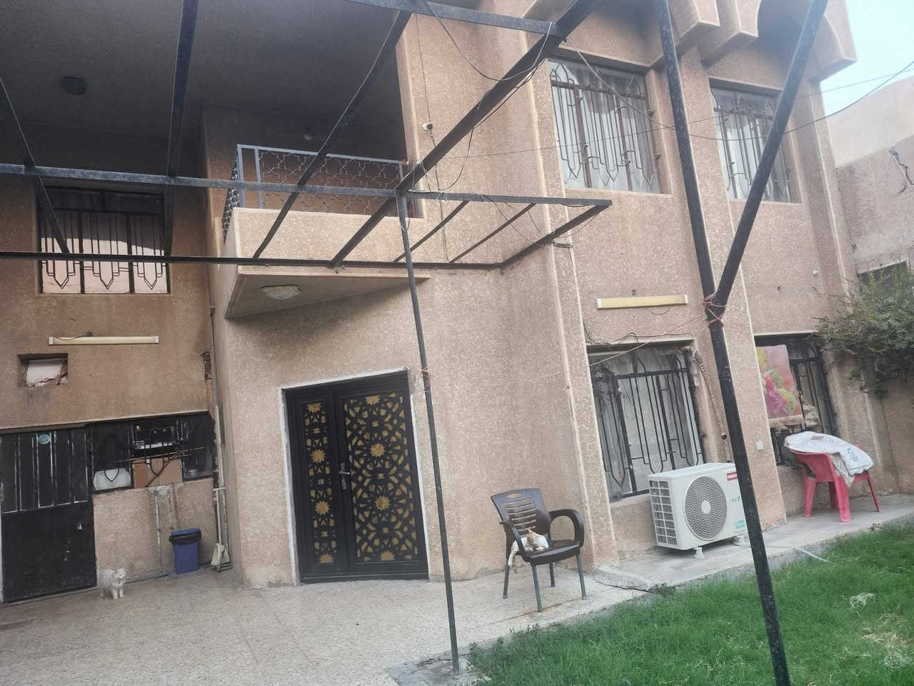بيت للبيع في حي الجهاد الخارجيه مربع النخيل 
المساحه:200م
يحتوي البيت على:3 غرف 🛏️/3حمامات🛁/صاله واسعه / وهول / ويحتوي على منضومه تبريد مركزي مجرد تصليحات بسيطه وترجع تشتغل / وبلكونه 
للتواصل والاستفسار:***********

