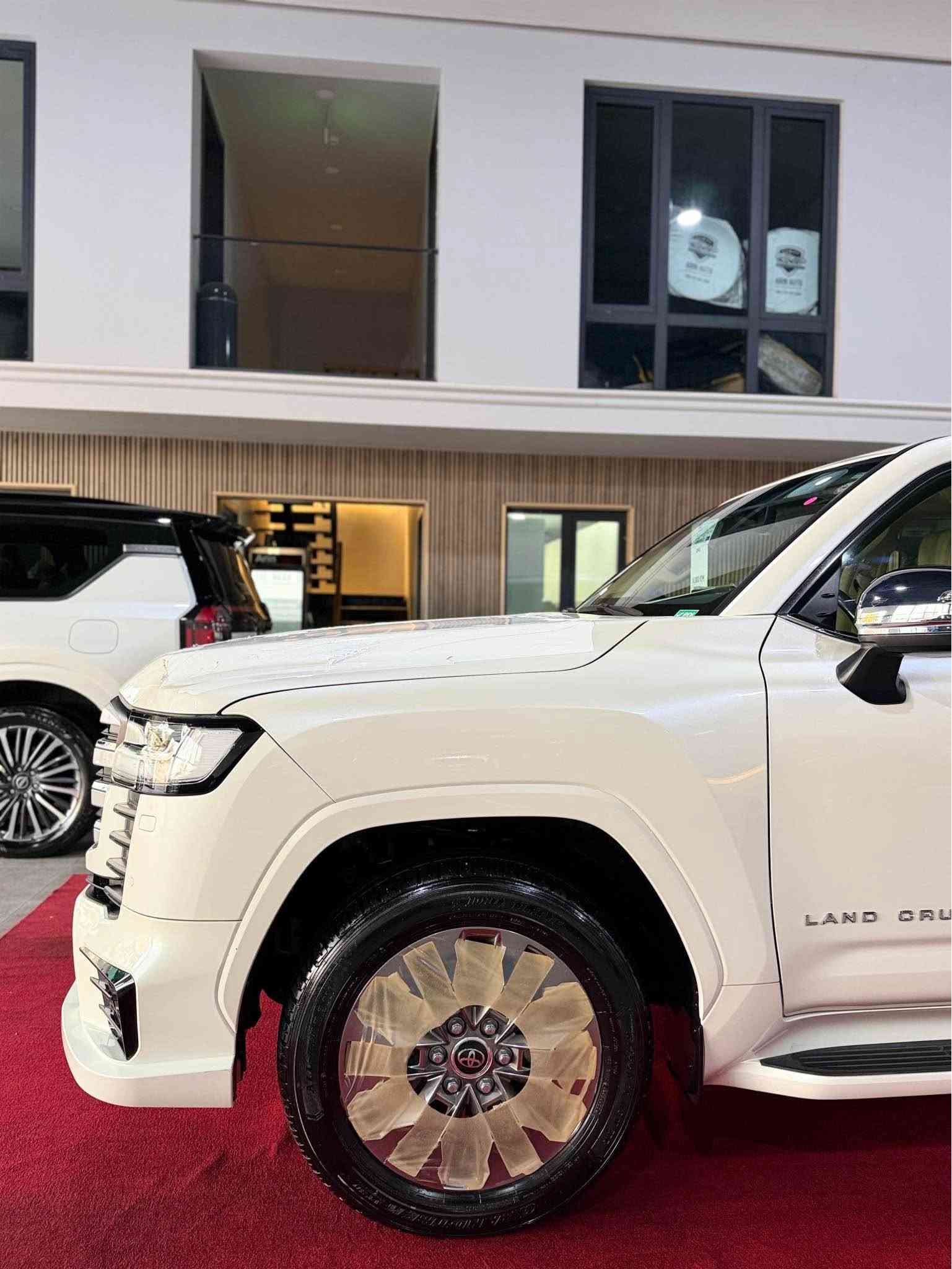 Land cruiser VX 2024    
الف 14 KM📦
لاندكروز VX   
مكفول كفاله عام من كلشي
٤ تاير دنلوب جديد‏‎
سنة الصنع: 2024
‏‎ضمان شركة SAS
كل غراض بلادي موجود
ماشييه  14 الف  كم 
‏‎المواصفات :
-المصابيح:  LED
-كاميرا  
‎-نظام الصوت JBL
- محرك 6 سلندر 4.0L
‏‎- فتحة سقف ( سلايد ) 
-٣ شاشات 
- شاشات ترفيه خلفية
‏‎- مقاعد جلد-تدفئة-تبريد
‏‎- مقاعد كهربائية 
- مقاعد امامية تبريد 
- ⁠تبريد وتدفئة امامي خلفي 
‏‎- بصمة الابواب 
‏‎- صندوق كهربائي
‏‎- مصابيح LED و زينون
-7 راكب 
-شحن واير ليس 
-حساس امامي خلفي 
‏‎- حجم العجلات 20 inch 
مكفول كفاله عام كلشي مابيها بل باكيت
تخم تاير دنلوب جديد 
مكفولة كفالة عامة من الدعامية إلى الدعامية
‏‎ بدون صبخ .بدون بارد
‏‎دعاميات هم بدون صبغ ،رمل مابي بقية كلها بشرط

محرك كير بشرط مامفتوح
‏‎سيارة حيل نظيفة كلشي عل بلاد لوك
‏‎سنوية زنكة كلشي جديد مدفوع لـ2029
‏‎باسمي السنوية بشرط تحويل و غرامة 
‏‎سيارة مابيـها دينار مصرف كامل من كل نواحي

نفسي يوم /تحويل و وكالة حاظر 
مكاني /داخل سليمانية
سعر 685$ 
***********كوردي
***********  عربي السليمانية, العراق
