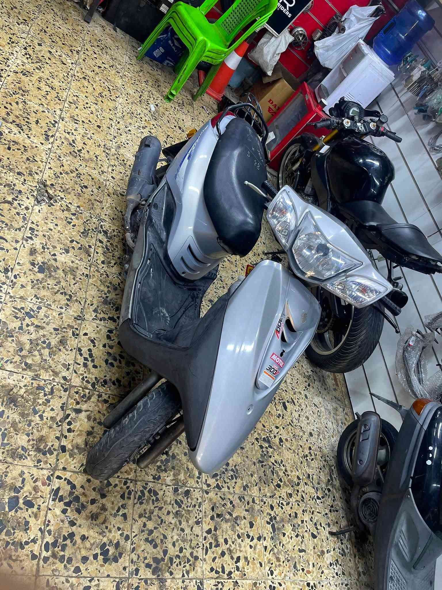 سلام وعليكم
درجه بريز بغبغاء 
مكينه ممفتوحه بلاديه
درجه شلعه معدل تخبل 
ناعمه بل مشي 
تشغيله بكل وكت نكره
درجه كله بلاديه مملعوب بيه 
منضفيره ومكينه
بيه زلون 
 رقم تلفون *********** بي وتساب 
مكاني حي تونس 
نقوصاته هورن واقيه مال صالنصه واير كيلو متر بس ذني 
سعره ٩٠٠ وبيه مجال لشراي

