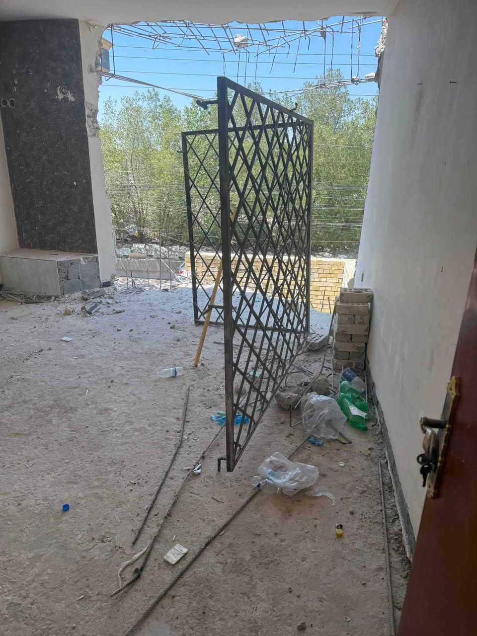 السلام عليكم للبيع باب تركي ثقيل قياس 240/130 ودرج حديد وكتايب وشبابيك اللمنيوم وباب شارع سلايد قياس 240 وباب خارجي متر  المكان حي الخضراء للاتصال ***********
