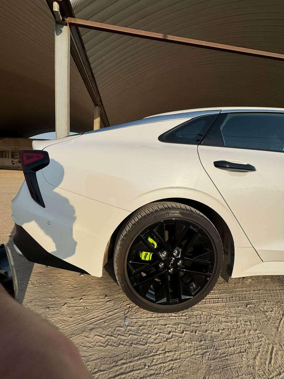 🔹
إسلام عليكم اخوان السياره تجي بمواصفات GT1 اعلئ فئة موديل 25 
✅ فتحة سقف بانوراما
✅ مصابيح LED أمامية وخلفية
✅ إضاءة نهارية LED
✅ شبك GT رياضي
✅ جناح خلفي مدمج
✅ مخارج عادم رياضية مزدوجة
✅ مرايا كهربائية (شفط) مع إشارات
✅ حساسات أمامية وخلفية (4)
✅ كاميرات 360°(4)

🔹 التجهيزات الداخلية:

✅ شاشة عدادات رقمية 12.3 إنش
✅ شاشة ترفيه 12.3 إنش
✅ Apple CarPlay وAndroid Auto
✅ نظام صوت BOSE Premium
✅ مقاعد جلد رياضية GT
✅ مقعد السائق كهربائي مع ذاكرة (Memory Seat)
✅ مقعد الراكب كهربائي
✅ تبريد وتدفئة للمقاعد الأمامية
✅ تدفئة المقود (Heated Steering Wheel)
✅ Paddle Shifters خلف المقود
✅ شاحن لاسلكي
✅ تشغيل بصمة (Smart Key)
✅ دخول ذكي بدون مفتاح
✅ تشغيل عن بعد
✅ مكيف أوتوماتيك  قطعتين 

🔹 أنظمة السلامة:

✅ مثبت سرعة ذكي (Smart Cruise Control)
✅ فرملة طوارئ تلقائية (Forward Collision Avoidance Assist)
✅ المحافظة على المسار (Lane Keeping Assist)
✅ المساعدة على البقاء في منتصف المسار (Lane Following Assist)
✅ مراقبة النقطة العمياء (Blind Spot Collision Avoidance)
✅ كاميرا النقطة العمياء داخل شاشة العدادات (Blind View Monitor)
✅ تنبيه حركة المرور الخلفية (Rear Cross Traffic Alert)
✅ حساسات اصطفاف أمامية وخلفية
✅ نظام الثبات الإلكتروني (ESC)
✅ مانع الانزلاق (TCS)
✅ مراقبة ضغط الإطارات (TPMS)
✅ وسائد هوائية متعددة 

✅ماشيه ١٦ بحالة الوكالة 

   الحادث مرفوق بالصور مع وجود السونار 
مكان السياره بابل الحله. للتواصل متواجد بالفيس او الاتصال بالرقم *********** يوجد واتساب
