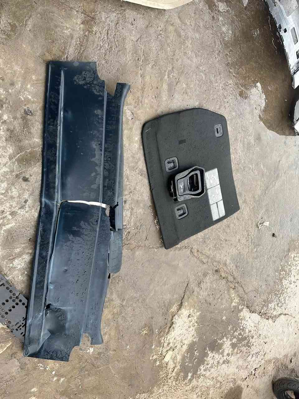 غراض كيا كرنفال 2025 مستخدم بيها ضرر بسيط كما موضح بل صوره مع ماسكات دعاميه اماميه جدد ابييع شلع 100 الف 
***********
