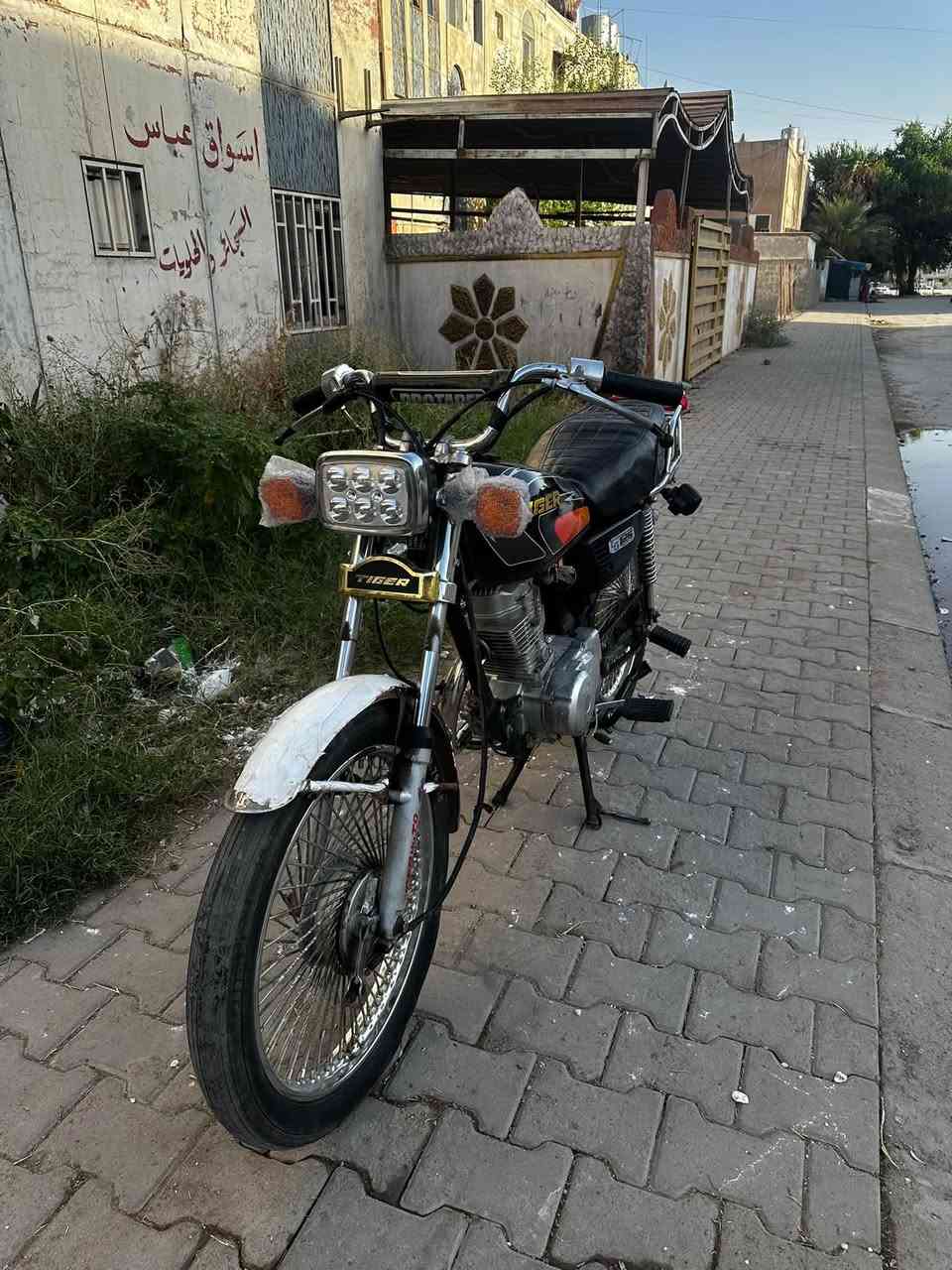 سلام عليكم دراجة ايراني للبيع
محرك شلامجه 21 
المحرك مفتوح فقط ولفات لايتات واشاير كامل ضفيرة اي نقوصات مابي السعر 375 وبي مجال حك الجيه 
رقمي ***********
