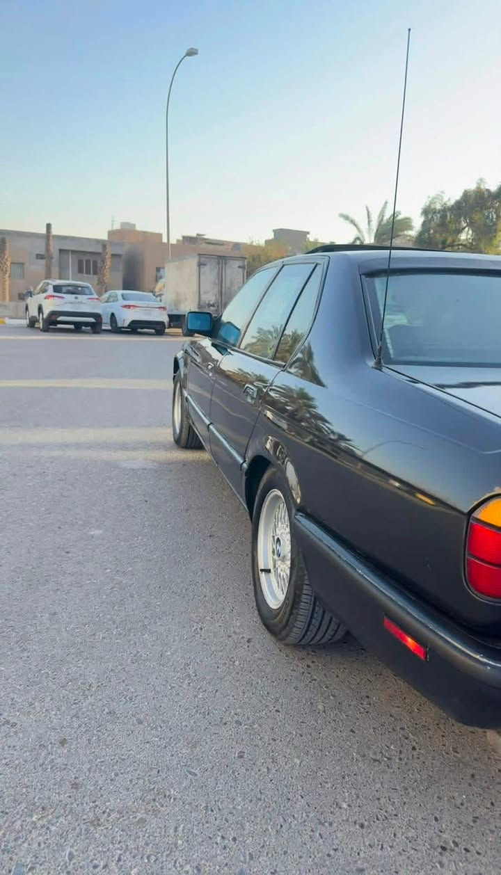 بي ام موديل 1992  صبغ عام جمالية حجم 735 محرك 6 سياره نضيفه جدا تبريد ثلج رقم مميز بسمي للستفسار ***********
