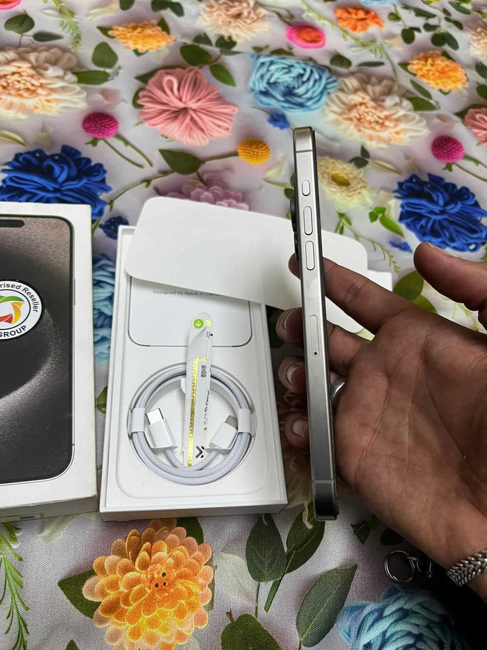 سلام عليكم ايفون 15برو ماكس. ماستر شرق اوسط  بطارية  جهاز 89//   ذاكرة جهاز 256  // كامل ملحقات  نضافة جهاز 100/100 مكان بغداد المدينة الصدر  
السعر :مليون 100  بي مجال. 

رقم : ***********
