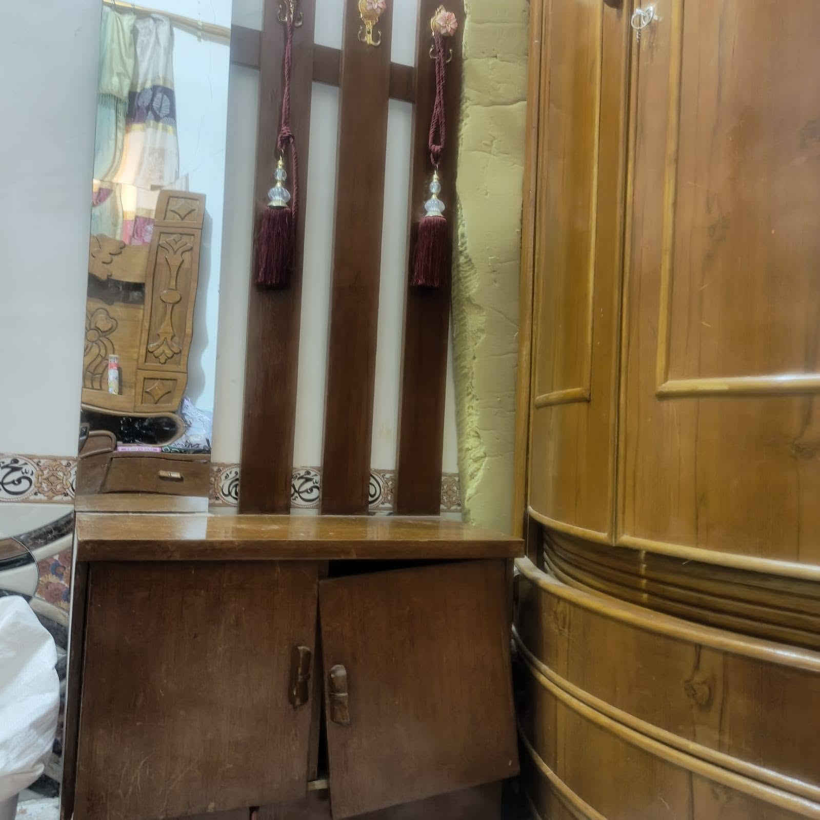 غرفة نوم للبيع اخوان مستخدم شي قليل الغرفه جديده احله من الصور كامله ملحقاتها حته قاعدت الجربايه قطع الواح شغل الموصل درجه اوله مكانها ب البدير اليريدها يخابرني او مراسلت الصفحه ***********
