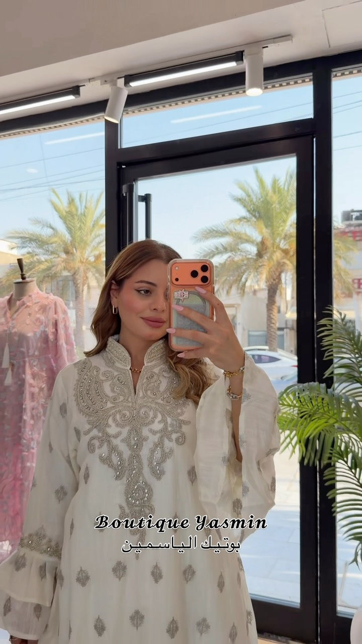 ⁨	جلابية أنيقة من ياسمين ✨🤍

السعر: 60 ألف
القياسات: S • M • L • XL • XXL

📍 العنوان: بغداد – السيدية – مدخل الإطفاء – شارع 40 – مقابل معهد اقرأ
📲 واتساب: ***********
