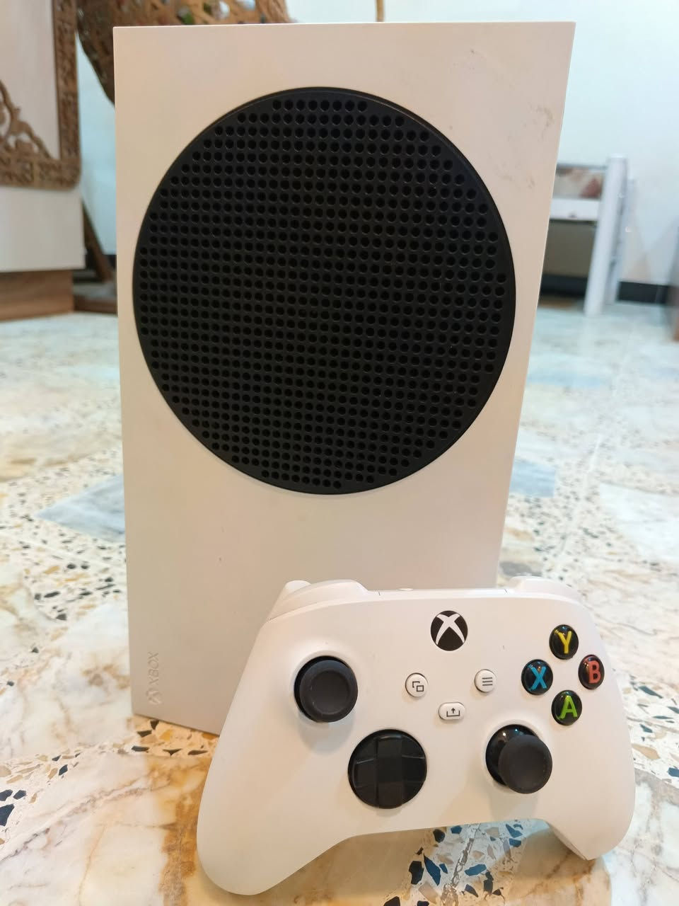 السلام عليكم
للبيع اكس بوكس سيريس اس ( xbox seres s) ابيض
1تيرة (1000جيجا) اصدار 2024 
ملحقات الجهاز كامله و نظيفة و اصليه 
اليده الاصلية + الوايرات + الكارتونه
كل الاغراض نظيفة و بدون لا عطل ولا تصليح مال شركه
الجهاز نظافته 100% اخو الجديد استخدام اقل من سنه
السعر (600) الف دينار ( بي مجال بسيط للمشتري الجاد) 
المكان:  بغداد/ الدورة
التسليم يد بيد
للتواصل و الاستفسار، راسلني خاص او واتساب 
(***********)
