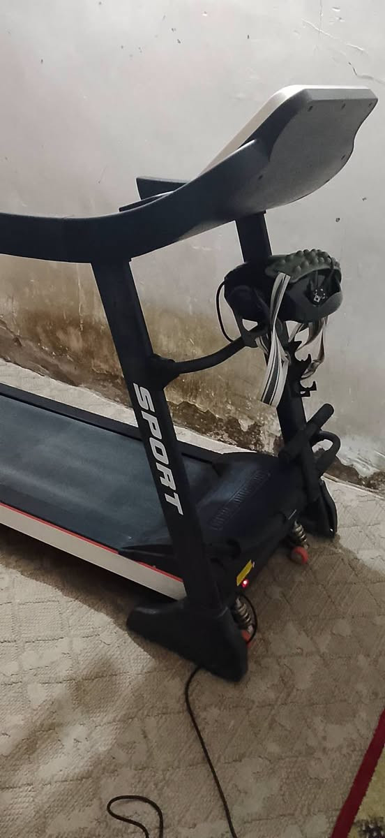 جهاز جري كهربائي ماركة سبورت مستخدم نظيف يحمل وزن ١٣٠ الى ١٢٠ كيلو بي سرعات متعددة وشاشة بيها اواكس وسماعات ومدخل يو اس بي وتحسب الوقت والمسافات المقطوعة والسعرات المحروقة وقياس نبض دكات القلب وبي حزام رجاج كهربائي لتكسير شحوم البطن السعر ٢٨٠ ألف سعر نهائي عنوان بغداد للشراي مراسلة الصفحة او الاتصال على الرقم *********** يوجد توصيل بكروة في بغداد فقط
