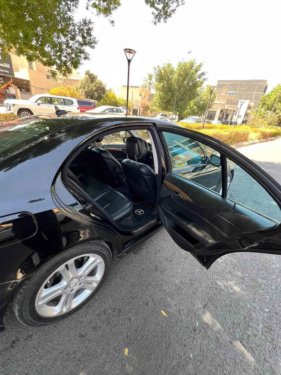╔═══ ❖ بسم الله الرحمن الرحيم ❖ ═══╗
🚘 مرسيدس أم عيون W211 E350 موديل 2008 🚘
🔥 المرغوب والمكفول 🔥

• محرك وكير مكفولات
• كير 7 نمر
• السيارة طيارة ما شاء الله 🚀
• نادر تلكه هيچ قطعة، وبهالنظافة وبهالمواصفات 👌
• وضع البلادي 
• كشنات جلد
• تبريد وتدفئة للكشنات ❄️🔥
• تحكم كهربائي بالأبواب
• فتحة سقف
• ستيرن تحكم كهربائي
• صعود ذكي
• نظام ترحيب
• سماعات دمام 🔊
• السيارة نظيفة كلش ✨
• الصبغ بيها ربع جاملغ فقط: الأمامي الأيمن

💰 السعر: 150 ورقة

📞 للاستفسار:
***********
موقع السياره بغداد اليرموك
╚═══ ❖ الله يرزق الجميع ❖ ═══
