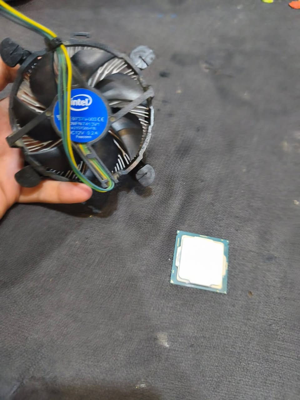 🔥 وحش الفئة الاقتصادية: معالج Core i5-8400 بحالة أخت الزيرو معالج + مبرد إنتل الأصلي هدية! 🔥
إذا تدور تجميعة اقتصادية وشغل مضمون بدون مصاريف زايدة، هذا العرض إلك!
المواصفات والضمان:
مبرد إنتل الأصلي (هدية ويا المعالج): يجيك وياه المبرد شد واستخدم فوراً بدون ما تشتري مبرد منفصل.
كرت شاشة مدمج (Intel UHD Graphics): تشغل بيه شاشة وتصفح وألعاب خفيفة فوراً بدون ما تحير بكارت خارجي كبداية.
الحالة والضمان: سليم 100%، نظيف جداً وخالي من أي مشاكل.
شرط الفحص: جيب المذربورد وياك وتعال افحص واقتنع بيدك قبل لا تدفع ولا دينار.
الأداء: 6 أنوية حقيقية تنطيك أداء ممتاز بالسعر هذا.
💰 السعر: 75 ألف دينار عراقي فقط (سعر قفل ومناسب جداً للقطع).
للتواصل ***********
🔥 وحش الفئة الاقتصادية: معالج Core i5-8400 بحالة أخت الزيرو معالج + مبرد إنتل الأصلي هدية! 🔥
