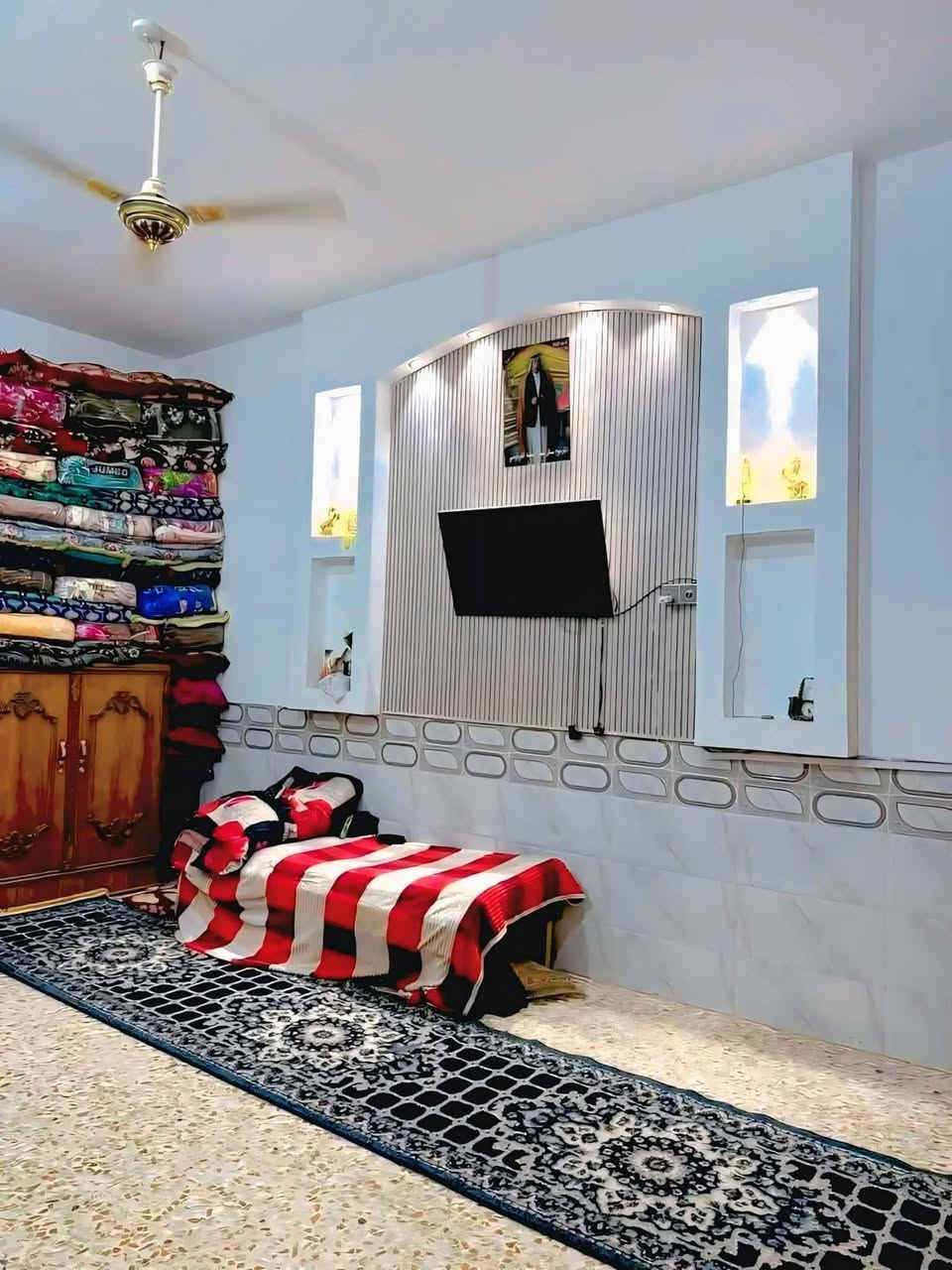 يالله يعلن مكتب النور للعقار عمود262) دار للبيع 600م بناء300
متر حديقه 300 متر
لستفسار ***********::
طابو سند25 قرار محكمه 🏢📝

موقع /نجف 🏡الأشرف شارع المطار 
#مقابل قرية الغدير 

البناء درجة اولى كامل مفتاح 🔑🏡 

غرف عدد7 /صاله2/مطبخ / ستقبال/طول 15متر وعرض5متر   /صحيات/داخل البيت وخارج لبيت 

بناء فول/ اساس + سقف كونكريت + طابوك

ألخدمات 🏡 ماء/كهرباء/مدارس/سوق/
