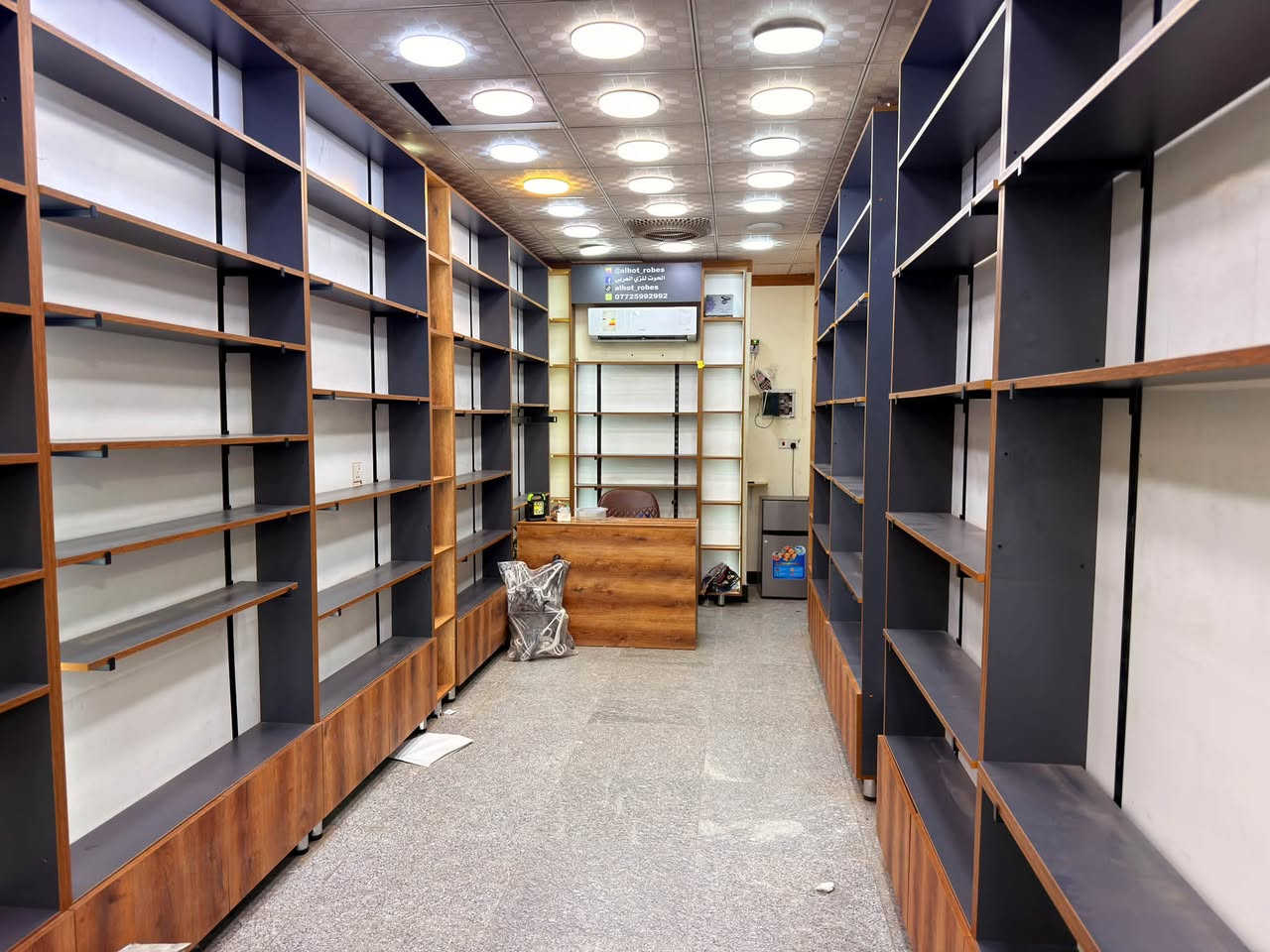 ديكور محل رفوف خشب
للبيع مستعجل عليهن 
السعر كامل مليون ونص 
الموقع بغداد الدورة شارع 60 

***********

نص مكتوب في الصور:
- @alhot_robes
- الحوت للزي العربي
- alhot_robes