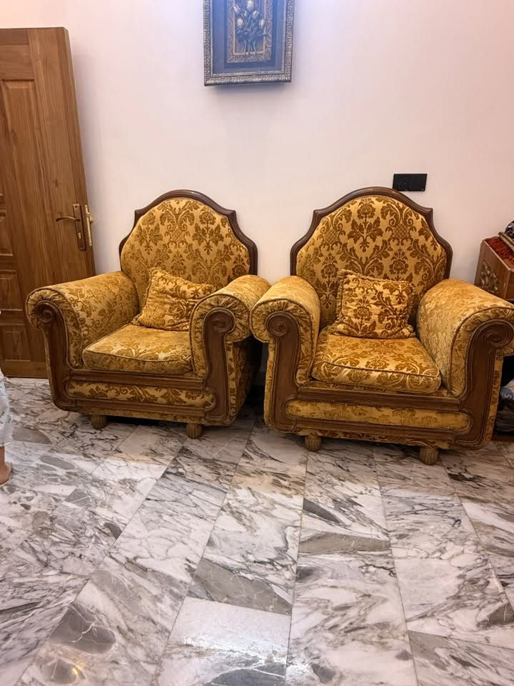 السلام عليكم تخم عراقي للبيع
نضيف وقبل فترة مشتغلي شركة تنضيف
10 مقاعد 2 كبار و4 كراسي
سعر 500 وبي مجال بسيط
عنوان حي البساتين
رقم ***********
