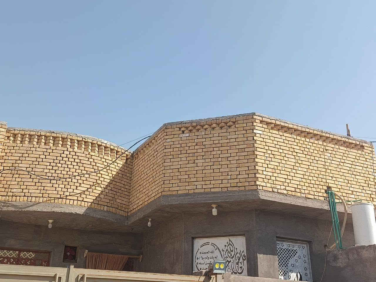 سلام عليكم بيت بل الصخيين قرب الحولي بالماسحه 153بيت جاهز رباط ارظي كونكريت البناء طابوق غرفتين وصاله ومطبخ وحمات داخلية وخارجية واستقبال الصطح كله اشتايكر بيت جاهز مجهز أي السعر 110, رقم التليفون ***********والسعر قابل للتفاوض
