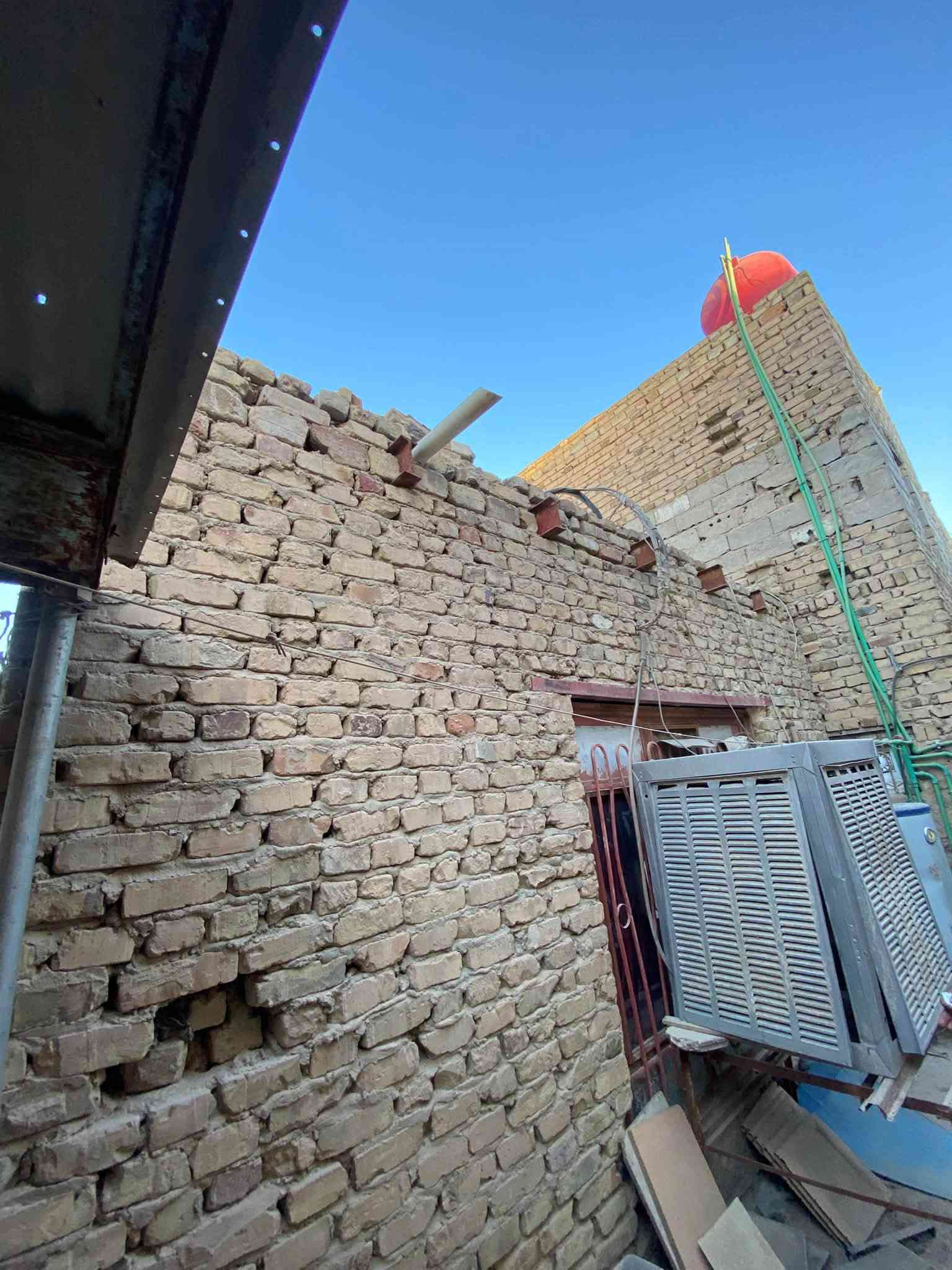 سلام عليكم بيت البيع بحي الوائلي شارع النسيج بيت 🏠 مساحته 480متر
واجهيت البيت 16 متر 
نزال البيت 30 
يحتوي البيت 
1غرفه 6x3/5
2غزفه5x3/5
3غرفه4x3/5
4غرفه4x3/5
المطبخ 4x3/5
البراني 6x5
صاله عائليه 6x5
الكراج البيت 🏠 13مت
سعر البيت $500 وبي مجال بصيط 
لاستفسار عله الرقم *********** وبي وتساب

