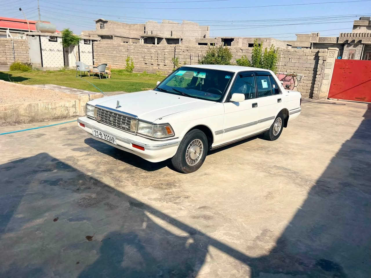 السلام عليكم سيارة سيدان موديل 1990 للبيع -🚗
المواصفات والتفاصيل:
 الرقم والسنوية: رقم بغداد دولي (شرعي بشركاط)، والسنوية جديدة.
 المحرك والكير: كير ومحرك "بطة 2500" مشدود جديد (شرط الفحص).
 الهيكل والحدادية: كصة صدر جديدة، وتخم تاير جديد بالكامل (شرط).
 الداخلية والتبريد: الغرفة الداخلية جديدة، والتبريد ثلج شغال 100%.
 الصبغ والضرر: السيارة بيها صبغ حزام (للجمالية فقط)، ( بدون أي ضرر نهائياً ).
 المكان: الشرقاط.
السعر: 60 ورقة، وبيها مجال بسيط للشراي.
📞 للتواصل والاستفسار:
 ***********
 ***********

