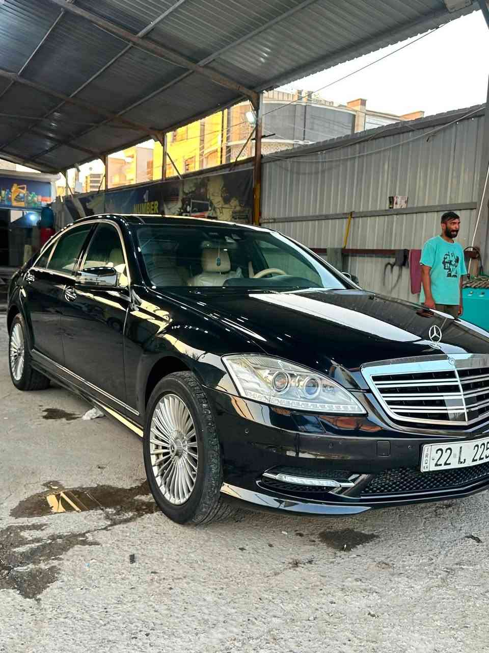 السلام عليكم
للبيع مارسيدس S350L موديل 2013 اصل 
السيارة كامل مواصفات 1/1  باب طويل رقم اربيل بأسمي سنوية الى سنة 2031 تحويل ثاني يوم فحص وهزة جديدة  مكان السيارة بغداد علماً السيارة جازة من اي شي
السعر 205 
للأستفسار اكثر الاتصال على الرقم ***********
