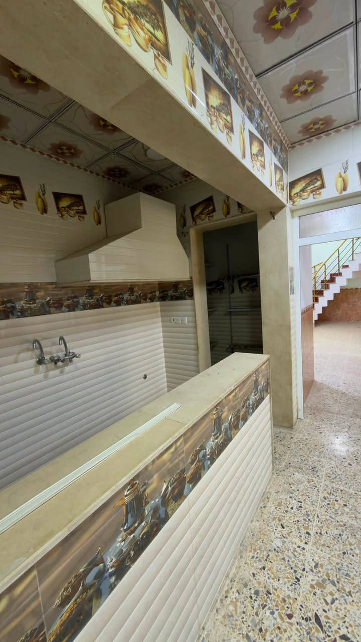 بيت في حي الفلاح جمعيه حمورابي مساحه البيت
(240متر واجهه 12 ).  3غرف نوم مطبخ حار بارد +استقبال اتجاه البيت قبله السعر 190 مليون وبي مجال للاستفسار على الارقام التاليه *********** // ***********
