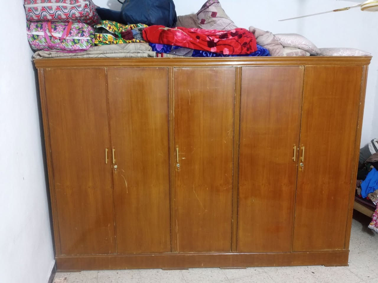 سلام عليكم كنتور نظيف جدا 5ابوب 150 وبي مجال قليل. مكان حي ور ***********
