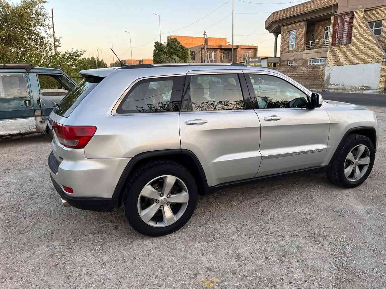 السلام عليكم جيب شيروكي للبيع فقط  ٢٠١١ وارد امريكي بدون حادث بدون تبديل بيه ضبغ حزام اثر جراد وشخوط مكينه جديده وكير وصدر وتبريد وكهربائيات السياره جاهزه  للاخير مكانه كوت مركز مدينه سعره ١١٨ مطلوبه غرامه للمرور ١٠ اوراق يوكعن من سعره للاستفسار ع الرقم غير متواجد ع الانترنيت
***********
