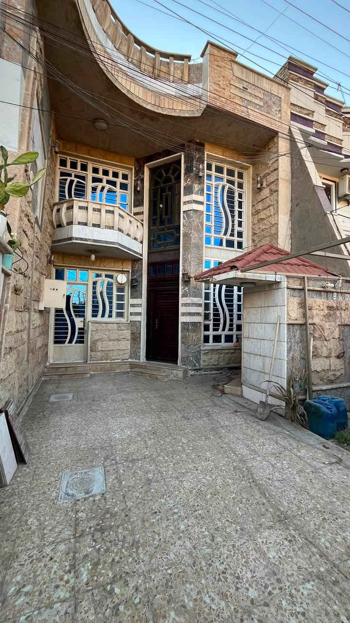 دار للبيع في منطقة الزعفرانية الاربع شوارع الشارع المقابل مطعم طاووق البنوك
المساحه ١٢٥ متر واجه٦.٢٥ نزال ٢٠ مسلح طابقين
يحتوي الطابق الارضي على مطبخ واستقبال وهول حولي وغرفة نوم وصحيات
يحتوي الطابق الاول على ثلاث غرف نوم وصحيات
يحتوي على كراج سياره وحديقه صغيره وصحيات خارجيه
الدار نظيف وفارغ وصالح للسكن
التواصل عبر الهاتف او الواتساب فقط
للاستفسار التواصل على الارقام التاليه
***********
٠٧٧٠٥٣٠٣١٩
