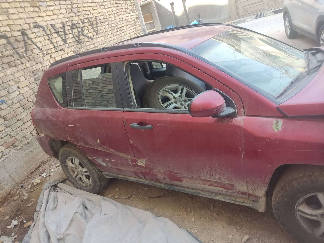 جيب كومباس 2007 السياره سويت بيها حادث بالبجم وهاي صور الحادث السياره سابقا جان بيها قطعتين السياره باسمي رقم كربلاء مع العلم ضربه السياره مو حسب قويه مواصله للدواخل السياره بكربلاء ابيعها على وضعها 37وبيها مجال السياره تجي تشوفها تقتنع وتاخذه يبقه الك يمي بس مداور  
***********واتس واتصال 
***********اتصال فقط
