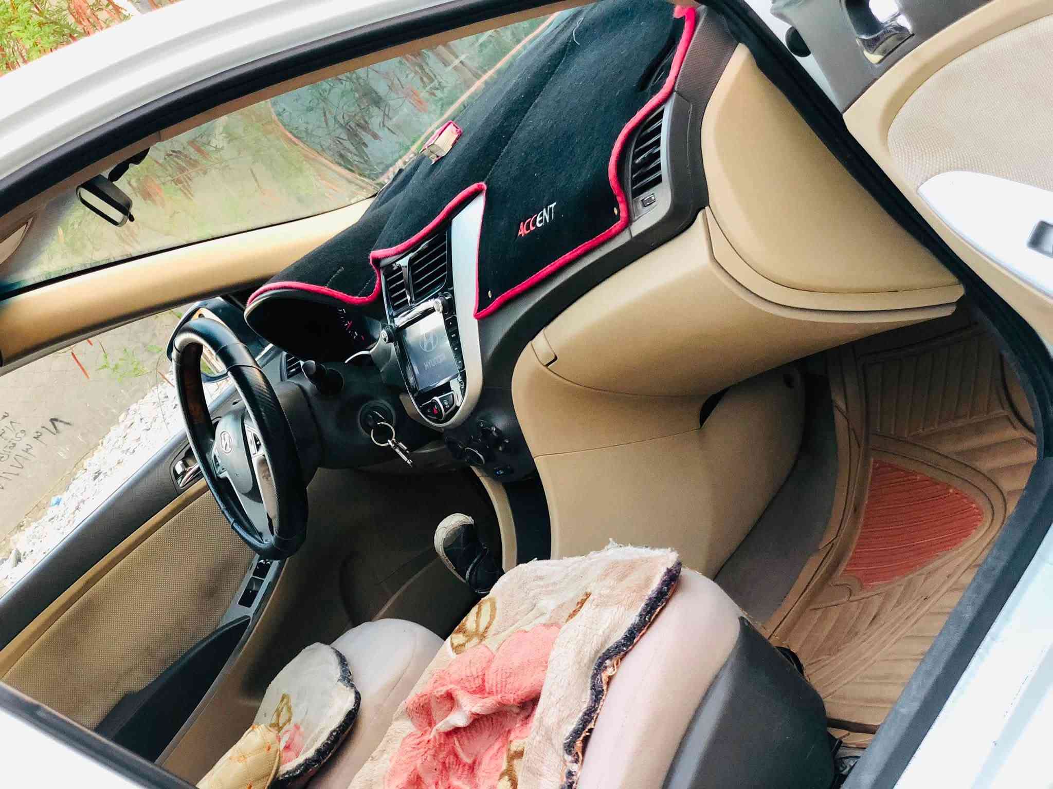 السلام عليكم
هيونداي اكسنت (خليجي) ٢٠١٣  فول
رقم بغداد سنوية لل٣٢ 
مكينة ١٦٠٠ دبل قطرة مكفولة من الحادث بيه فقط (نص بنيد مرشوش بدون دواخل) وشرط الفحص
مكينة وكير مكفولات تبريد ثلج ❄️ صدر وتايرات جديد
ماشية ١٧٠ جاهزة بدون نقص
مواصفاتها /
فتحه (سلايد)
كامرة دوارة وحساسات
ويل كب
تحكم ستيرن
لايتات زنون
مكاني بغداد الكرخ
السعر ٨٩$
***********   وبي واتساب
