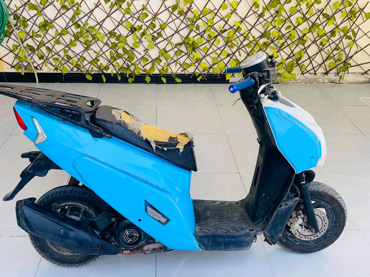 دراجه للبيع سعر 225 بيها مجال قليل عوزها كفر كدام كهربائيات كلها شغاله اشاير خلفيه ولبكلايت وهورن معوزه كفر كدام وكشن وكابريار