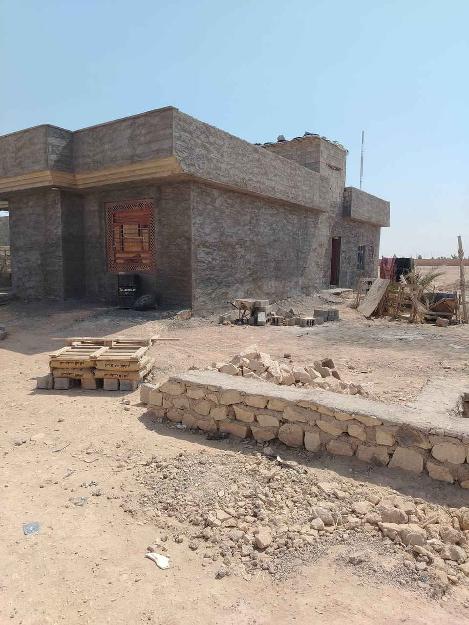 اسلام عليكم اخوان بيت للبيع يرهم بمقدمه ولباقي اقصاد يتكون من غرفتين وصاله ومطبخ وصحيات داخليه وهول وديوان وكندور البيت من داخل مصطر ومصبوب خشن وكهرباء كامل من عده الديوان يعوزه بس كهرباء مساحته ٧٠٠ ومقدمله على الطابو واصله مي وكهرباء عند حايط السياج اليريده يتصل على ارقم ***********
