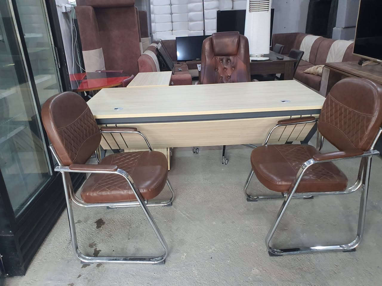 مكتب متكامل متكون من 2 كرسي 💺 ضيوف مع كرسي 💺 دوار مع ميز مكتب 🏢 مع المجرات متكامل
#مجمع الكرار قضاء الزبيدية سايدين من جهة البوابة مقابل كاشان لغسيل مفروشات مجاور حسينية بيت 🏠 زليزل 

هاتف 📞 ***********
هاتف 📞 ***********
