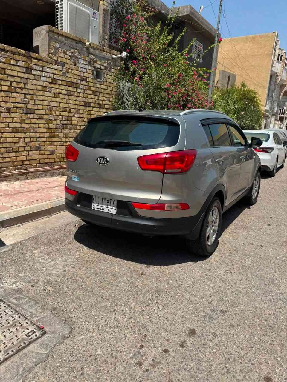 السلام عليكم سبورتج موديل ٢٠١٦ خليجي مال الكويت بيها رشات صبغ تقريبا صفحه وبنيد فقط رش بدون حادث السياره جدا نظيفه مكينه كير صدر تخم تاير كله جديد ماشيه ١٨٠ السياره بالكوت مركز المدينه السعر المطلوب ١٣٣$ ***********
