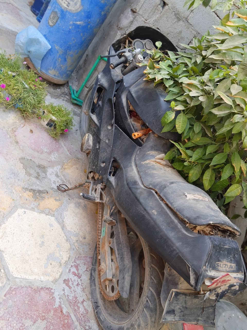 سازوكي كروز للبيع عطلها كاربيترات فقط محرك مابي شي ومتروكه للبيع تفصيخ او كامله شيعجبك اخذ تواصل واتساب ***********فقط
