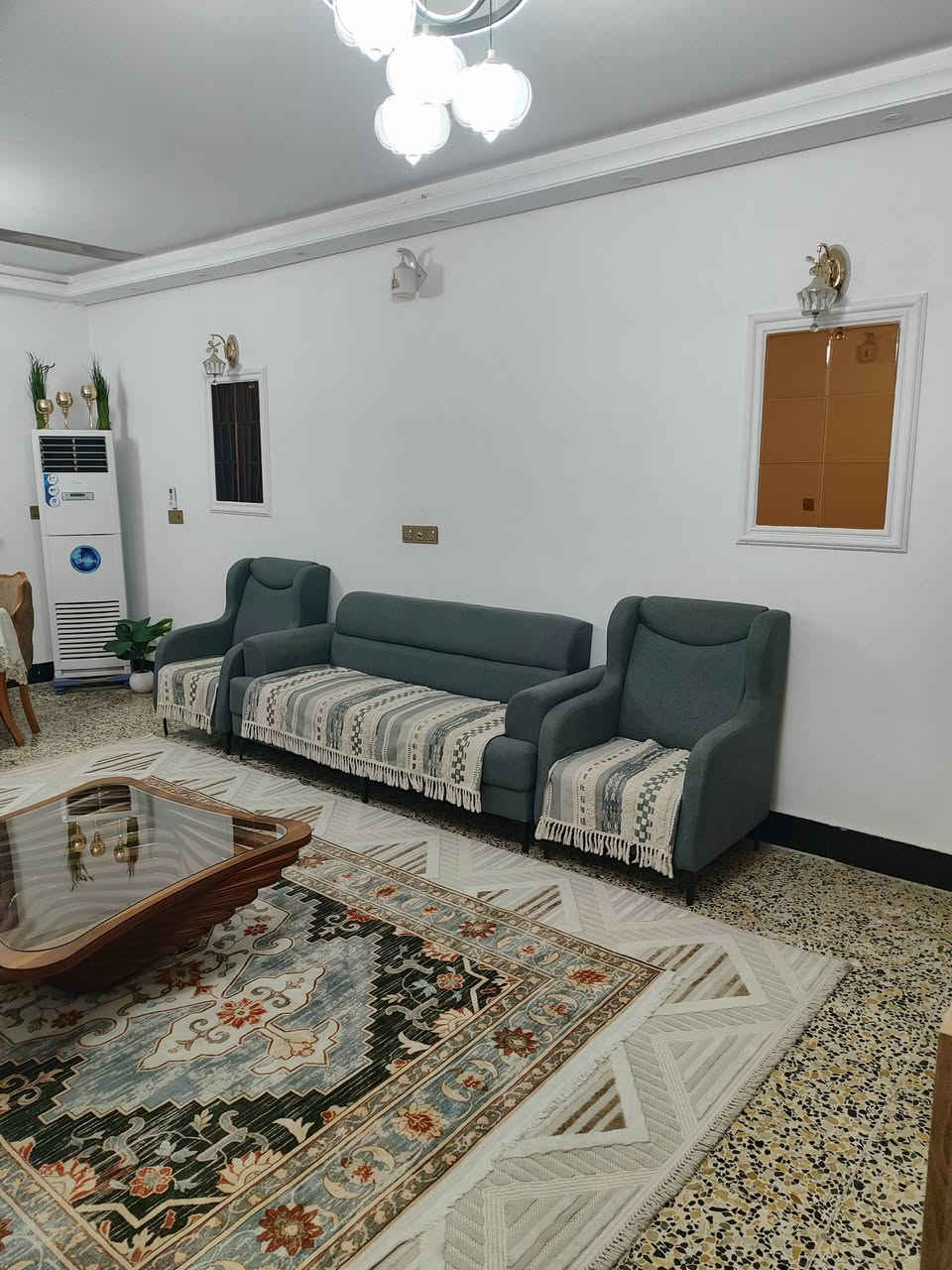 سلام عليكم بيت مساحة ٢٨٧ واقع حال طابقين 
زائد مشتمل معزول عن البيت غرفتين وصاله ومطبخ واستقبال وحمام عدد٤ ومناور عدد ٢ والطابق الثاني غرفتين وصاله زائد المشتمل يحتوي على غرفة وصاله ومطبخ بارد وحمام وبلكونة بناء درجة اولى الاتصال على صاحب الدار *********** / منطقة اللمحانية خلف مسبح الرافدين زراعي سند ٢٥
وخط آسيا *********** الارقام تحتوي على وأت ساب...  
ملاحظة... مع الاثاث كامل كاونتر مطبخ ايطالي درجة اولى سبالت عدد ٥ بلازما عدد ٣ ميز طعام 
تخم قنفات مع المفروشات باترينا عدد ١  ثلاجة هيتاشي جديدة غرفة ثلاجة نوم غرفة اطفال كاملة.. السعر على الخاص
