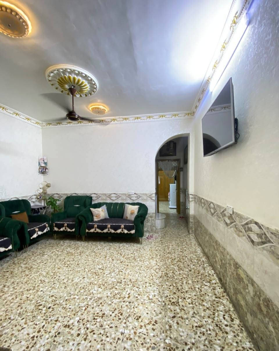 🏠 بيت للبيع – حي الصحفيين
📍 الموقع: حي الصحفيين، قرب محطة الوزني
📐 المساحة: 100 م² (5 × 20)
🏠 طابقين
💧⚡ خدمات كاملة
تفاصيل البيت:
🔹 الطابق الأول:
استقبال
صالة
مطبخ
غرفة نوم
صحيات
غرفة نوم إضافية مع صحيات خاصة بها في الطابق الثاني، تابعة للطابق الأول

🔹 الطابق الثاني: شقة مستقلة مع درج خارجي، تتكون من:
غرفة نوم
صالة مع مطبخ
صحيات
✅ مجموع البيت: 3 غرف نوم 
✅ البيت كامل من جميع التفاصيل وجاهز للسكن

للاستفسار والتواصل 
*********** واتساب
