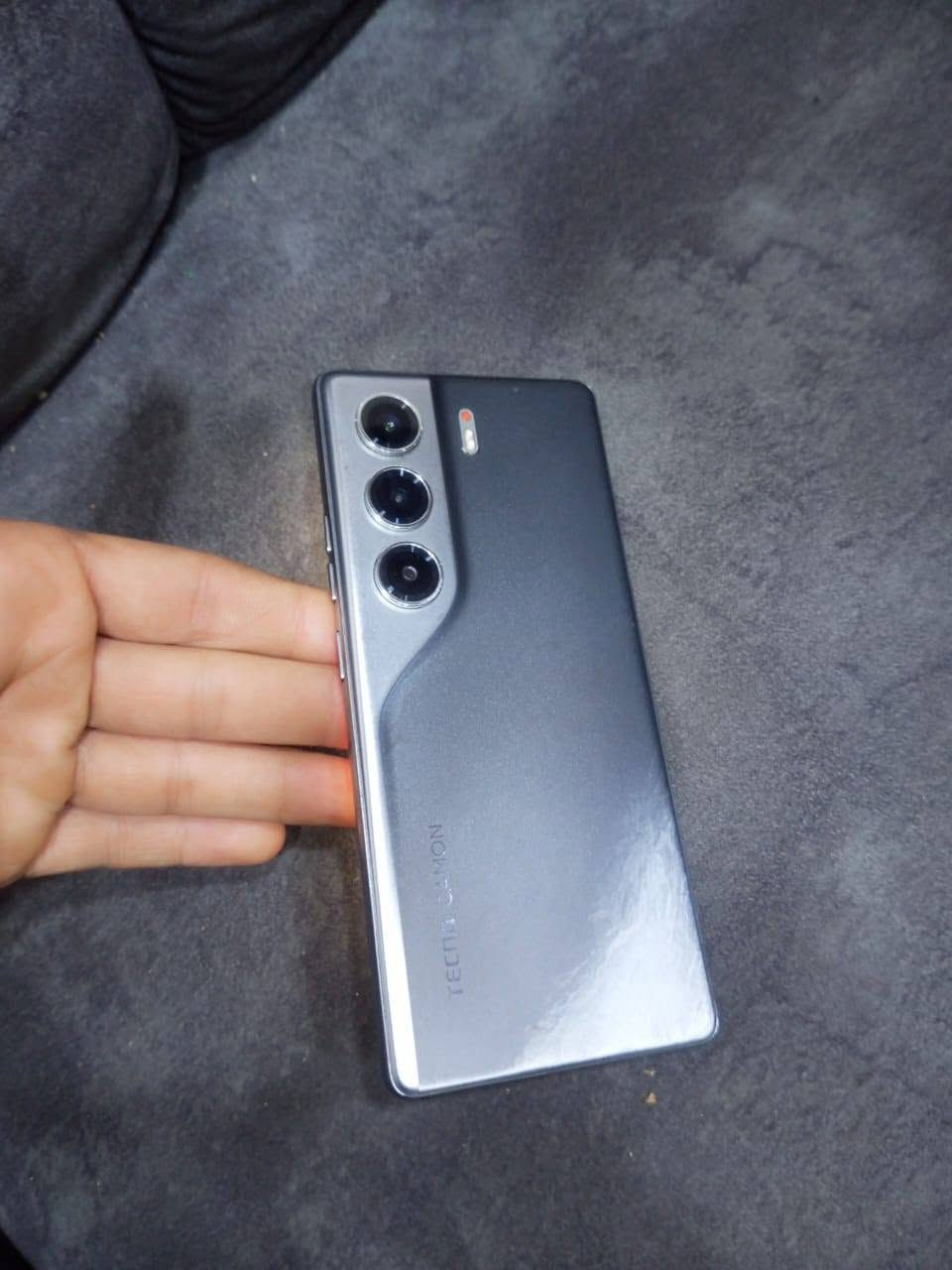 تكنو كامون 40برو g5
الذاكرة 256
شاشه غير مصطح 
ما مفتوح كل شيء مابي 
للتوصل عل خاص أو عل، رقم ***********

نص مكتوب في الصور:
- سيارة السيدان العائلية التي صممت بروح سباقات الرالي استكشاف @POURING