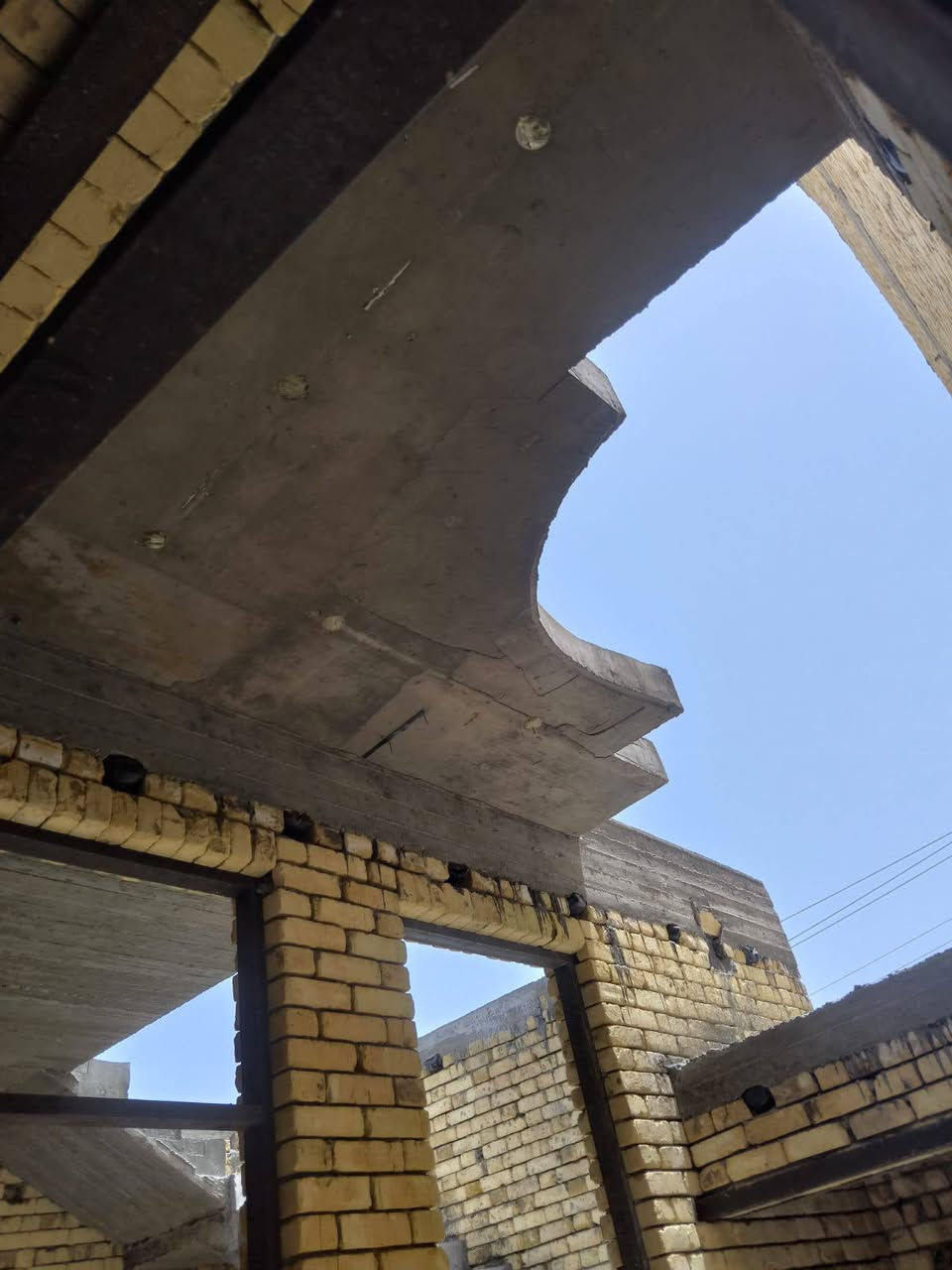 بيت للبيع 100 متر ا خلفي هيكل خلف الواقعه قرب المدارس الصينيه الابتدائيه والمتوسطه العنوان الكامل فداء نهايه الشارع ابو لبنان السعر 42 قفل رقم الهاتف *********** غرفه وصاله وجوانيه ومنور وصحيات واستقبال
