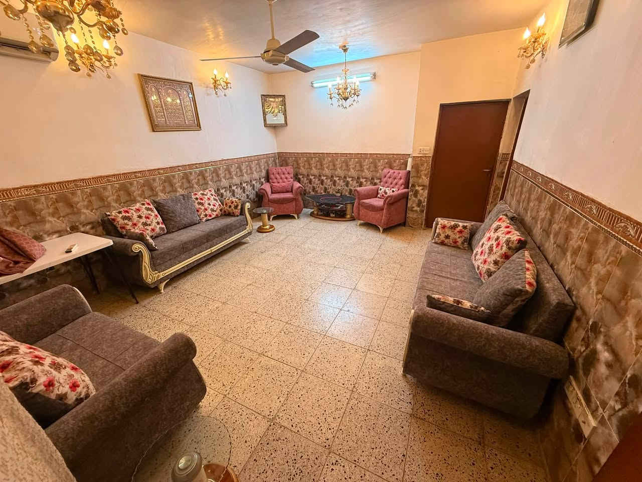 سلام عليكم تخم للبيع مستعمل نضيف 5 قطع
التخم قطعتين ام 3 نفرات و قطعتين ام النفر و قطعة ام النفرين  السعر 300 وبي مجال للشراي يجي يشوفة ويأمر امر مكاني بغداد حي العامل
ورقمي *********** واتساب موجود
