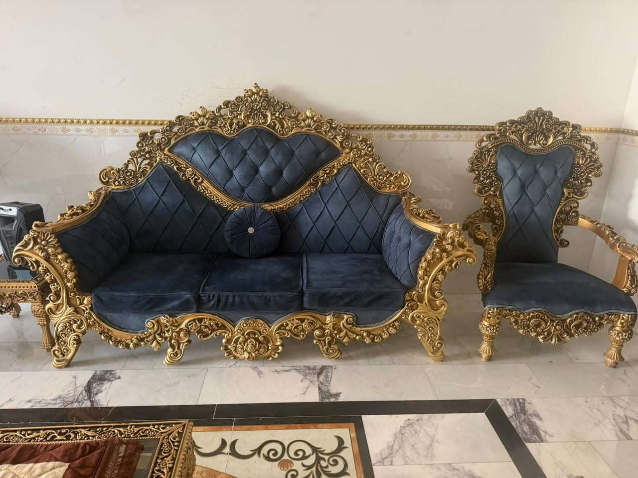 قنفتين • ٤ كراسي • طبلة كبيرة